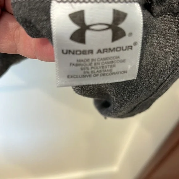 Under Armour gray versus neck shirt. Size XL - Picture 4 of 4